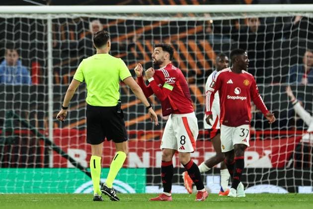 UEFA Europa League Quarter-finals Manchester United, ManU v Lyon Bruno Fernandes of Manchester United appeals to referee Sandro Schärer during the UEFA Europa League Quarter-finals match Manchester United vs Lyon at Old Trafford, Manchester, United Kingdom, 17th April 2025 (Photo by Mark Cosgrove News Images) Manchester Old Trafford Greater Manchester United Kingdom Copyright: xMarkxCosgrove NewsxImagesx