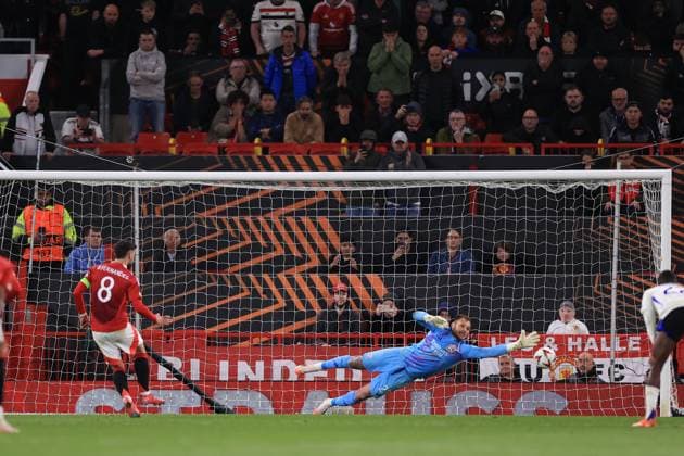 Manchester United gegen Olympique Lyonnais 17. April 2025 UEFA Europa League Viertelfinale 2. Spiel Manchester United gegen Olympique Lyonnais Bruno Fernandes von Manchester United erzielt mit einem Elfmeter das dritte Tor für sein Team Foto Simon Stacpoole Abseits Manchester UK  Copyright: xSimonxStacpoolexOffside
