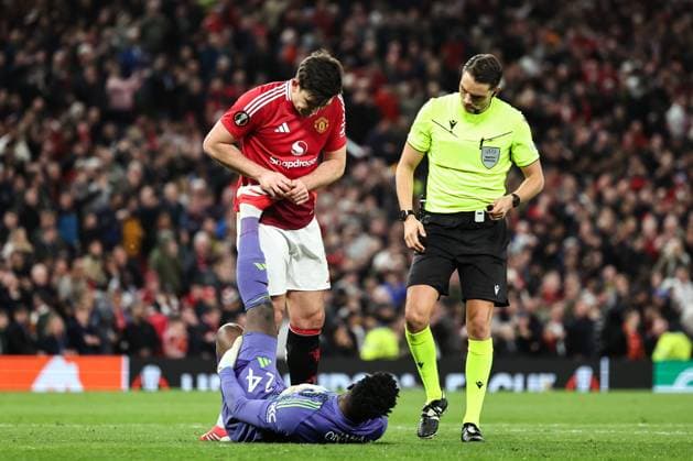 UEFA Europa League Quarter-finals Manchester United, ManU v Lyon AndrÃ Onana of Manchester United goes down injured during the UEFA Europa League Quarter-finals match Manchester United vs Lyon at Old Trafford, Manchester, United Kingdom, 17th April 2025 (Photo by Mark Cosgrove News Images) Manchester Old Trafford Greater Manchester United Kingdom Copyright: xMarkxCosgrove NewsxImagesx