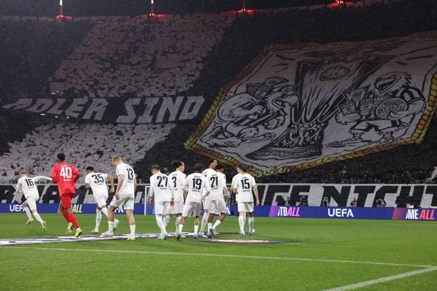 2025 04 17 xJAx Football Europa League quarter-final second leg 2024 25 Eintracht Frankfurt Tottenham Hotspur v l , Eintracht Frankfurt preparing for the team photo, in the background the fans DFL DFB REGULATIONS PROHIBIT ANY USE OF PHOTOGRAPHS as IMAGE SEQUENCES and or QUASI VIDEO Copyright: JoaquimxFerreira