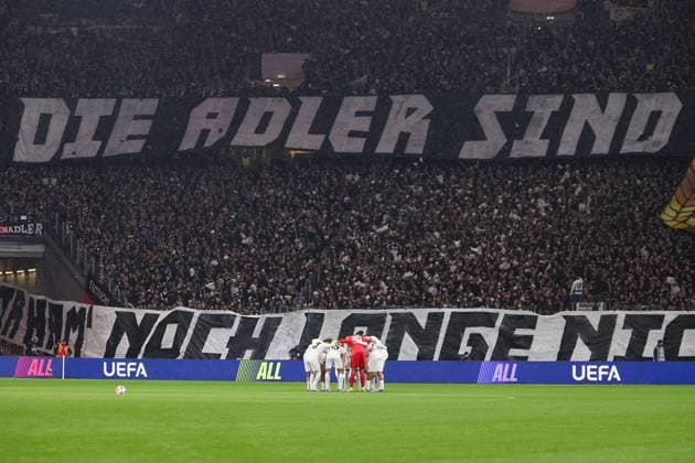 2025 04 17 xJAx Football Europa League quarter-final second leg 2024 25 Eintracht Frankfurt Tottenham Hotspur v l , The Eintracht Frankfurt team makes a circle before the game, cohesion, motivation, team spirit, in the background the fans DFL DFB REGULATIONS PROHIBIT ANY USE OF PHOTOGRAPHS as IMAGE SEQUENCES and or QUASI VIDEO Copyright: JoaquimxFerreira