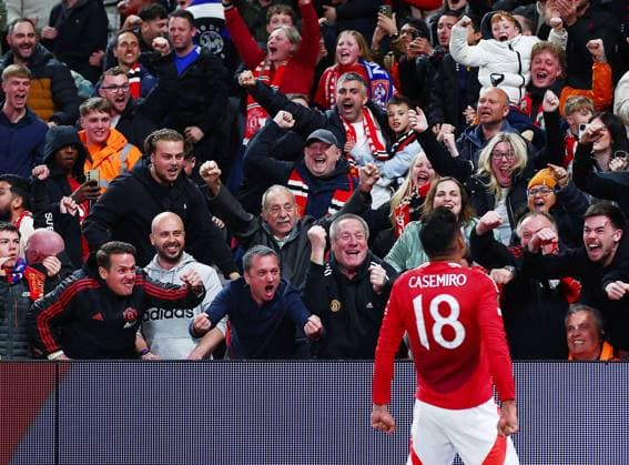 Sport Bilder des Tages Casemiro of Manchester United, ManU celebrates with the fans Manchester United v Olympique Lyonnais, UEFA Europa League, Quarter Final, Second Leg, Football, Old Trafford, Manchester, UK - 17 Apr 2025 EDITORIAL USE ONLY No use with unauthorised audio, video, data, fixture lists, club league logos or live services. Online in-match use limited to 120 images, no video emulation. No use in betting, games or single club league player publications.  Copyright: xMattxWest Shutterstockx 15253946bp