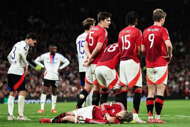 UEFA Europa League Quarter-finals Manchester United, ManU v Lyon Alejandro Garnacho of Manchester United lays down behind the wall for a free kick during the UEFA Europa League Quarter-finals match Manchester United vs Lyon at Old Trafford, Manchester, United Kingdom, 17th April 2025 (Photo by Mark Cosgrove News Images) Manchester Old Trafford Greater Manchester United Kingdom Copyright: xMarkxCosgrove NewsxImagesx