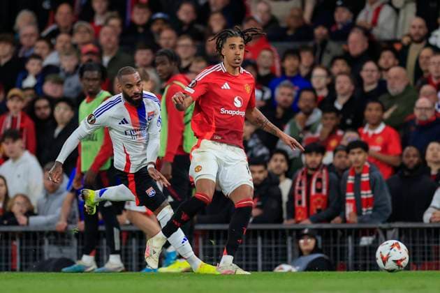 Manchester United, ManU v Olympique Lyonnais Europa League 17 04 2025. Quarter Final leg 2 of 2 Leny Yoro (15) of Manchester United passes the ball watched by Alexandre Lacazette (10) of Olympique Lyonnais during the Europa League quarter final second leg match between Manchester United and Olympique Lyonnais at Old Trafford, Manchester, England on 17 April 2025. Manchester Old Trafford Greater Manchester England Editorial use only , Copyright: xConorxMolloyx PSI-21857-0111