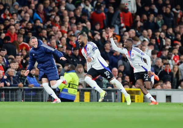 17th April 2025; Old Trafford, Manchester, England; Europa League Quarter Final Second Leg Football, Manchester United, ManU versus Lyon; Lyon players and staff celebrate after Alexandre Lacazette of Lyon scored in the 109th minute to make the score 2-4 to Lyon  ActionPlus12775765 RogerxEvans