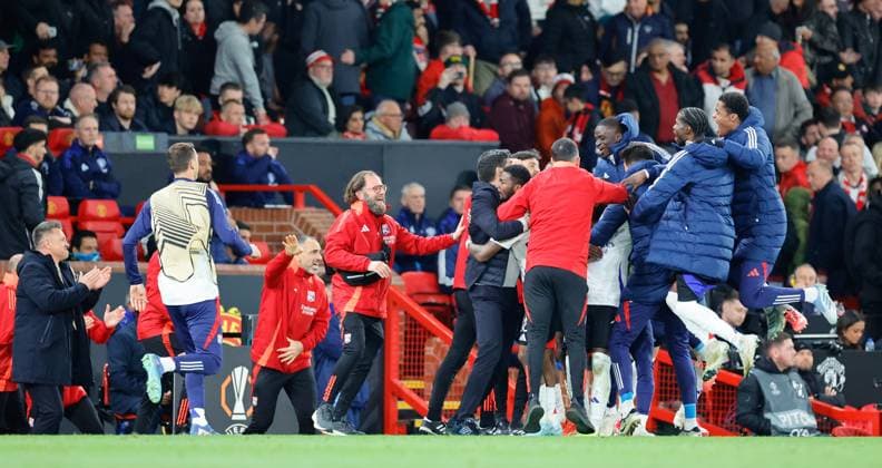 17th April 2025; Old Trafford, Manchester, England; Europa League Quarter Final Second Leg Football, Manchester United, ManU versus Lyon; Lyon players and staff celebrate after Alexandre Lacazette of Lyon scored in the 109th minute to make the score 2-4 to Lyon  ActionPlus12775767 RogerxEvans