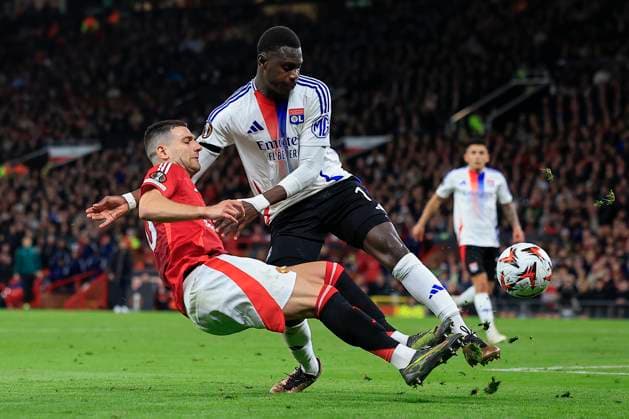 Manchester United, ManU v Olympique Lyonnais Europa League 17 04 2025. Quarter Final leg 2 of 2 Diogo Dalot (20) of Manchester United and Moussa Niakhate (19) of Olympique Lyonnais challenge for the ball during the Europa League quarter final second leg match between Manchester United and Olympique Lyonnais at Old Trafford, Manchester, England on 17 April 2025. Manchester Old Trafford Greater Manchester England Editorial use only , Copyright: xConorxMolloyx PSI-21857-0114