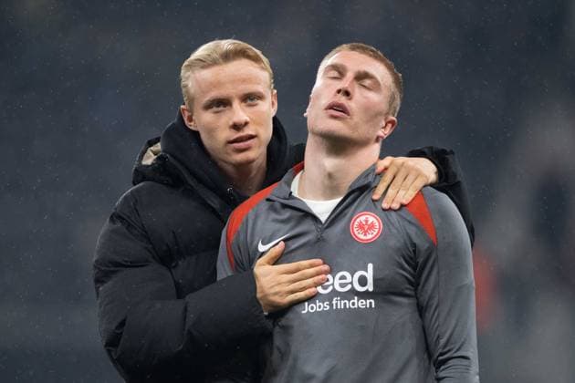 Frankfurt players disappointed, disappointed, disappointment, disappointment Oscar HOEJLUND Höjlund, F and Rasmus KRISTENSEN F Football Europa League Eintracht Frankfurt Tottenham Hotspur quarter-final, Round of 8, on 17 04 2025, DEUTSCHE BANK PARK 0 1 Â
