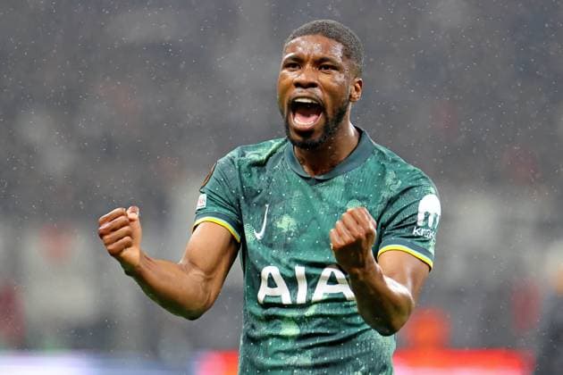 Frankfurt, Germany 17 April 2025 Europa League 1 4 Final 2024 2025 Eintracht Frankfurt vs Tottenham Hotspur In the picture Kevin Danso Tottenham celebrate exuberantly on reaching the semi-finals Deutsche Bank Park Hessen Copyright: xFotostandx xRacochax