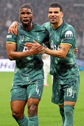 Frankfurt, Germany 17 April 2025 Europa League 1 4 Final 2024 2025 Eintracht Frankfurt vs Tottenham Hotspur In the picture Kevin Danso Tottenham and Dominic Solanke Tottenham celebrate exuberantly the entry into the semi-finals Deutsche Bank Park Hessen Copyright: xFotostandx xRacochax