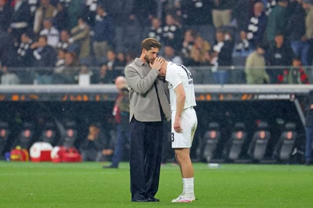 Frankfurt, Germany 17 April 2025 Europa League 1 4 Final 2024 2025 Eintracht Frankfurt vs Tottenham Hotspur In the picture from left the injured goalkeeper Kevin Trapp Frankfurt consoles Rasmus Kristensen Frankfurt Deutsche Bank Park Hessen Copyright: xFotostandx xRacochax