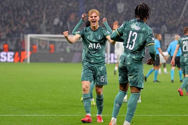Frankfurt, Germany 17 April 2025 Europa League 1 4 Final 2024 2025 Eintracht Frankfurt vs Tottenham Hotspur In the picture Lucas Bergvall Tottenham celebrate exuberantly on reaching the semi-finals Deutsche Bank Park Hessen Copyright: xFotostandx xRacochax