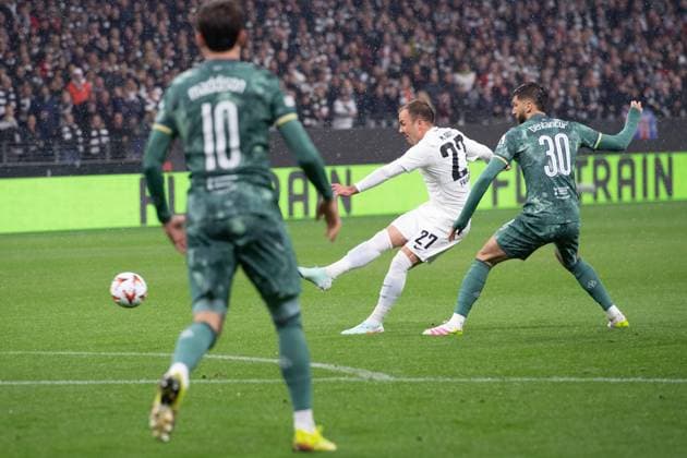 Mario GOETZE Götze F shot on goal, against Rodrigo BENTANCUR Tottenham action, duel, Football Europa League Eintracht Frankfurt Tottenham Hotspur quarter-final, Round of 8, on 17 04 2025, DEUTSCHE BANK PARK 0 1 Â