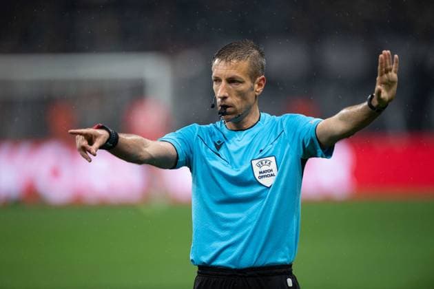 Referee Davide MASSA, Italy, gestures, gestures, gestures, football Europa League Eintracht Frankfurt Tottenham Hotspur quarter-final, Round of 8, on 17 04 2025, DEUTSCHE BANK PARK 0 1 Â