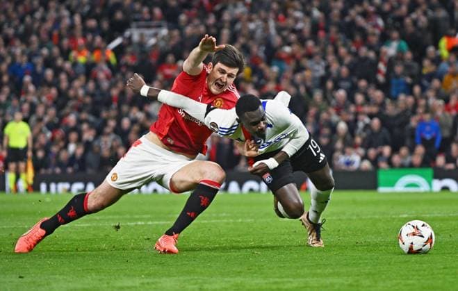 Match Europa League Manchester United, ManU - OL PHOTOPQR LE PROGRES Stéphane GUIOCHON - Manchester 17 04 2025 - Match Europa League Manchester United - OL -En Angleterre à Manchester 1 4 de finale retour de l Europa League saison 2024-2025 Manchester United - OL ici Harry Maguire et Moussa Niakhaté Manchester France  Copyright: xPHOTOPQR LExPROGRES MAXPPPxStéphanexGUIOCHONx 20250418LPL9748 20250418LPL9748