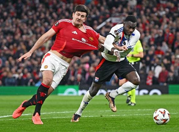 Match Europa League Manchester United, ManU - OL PHOTOPQR LE PROGRES Stéphane GUIOCHON - Manchester 17 04 2025 - Match Europa League Manchester United - OL -En Angleterre à Manchester 1 4 de finale retour de l Europa League saison 2024-2025 Manchester United - OL ici Harry Maguire et Moussa Niakhaté Manchester France  Copyright: xPHOTOPQR LExPROGRES MAXPPPxStéphanexGUIOCHONx 20250418LPL9801 20250418LPL9801