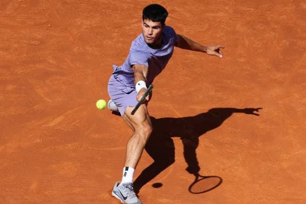 Barcelona open Banc Sabadell 2025, Real Club De Tennis Carlos Alcaraz of Spain returns the Ball against Laslo Djere of Serbia during the Barcelona Open Banc Sabadell 2025 at Real Club De Tenis Barcelona on April 17, 2025 in Barcelona, Spain barcelona Real Club De Tenis Barcelona on catalunya spain Copyright: xYoussefxLoulidix