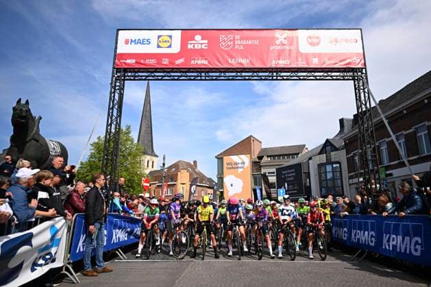 Brabantse Pijl Women 2025 cycling race OVERIJSE, BELGIUM - APRIL 18 : illustration picture of the start during the Women Elite UCI 1.Pro 65th Flanders Classics Brabantse Pijl Women cycling race with start in Beersel and finish in Overijse (125,7 km) on April 18, 2025 in Overijse, Belgium, 18 04 2025 ( Motordriver Serge Seynaeve & Overijse Belgium  Copyright: xTomasxSiskx