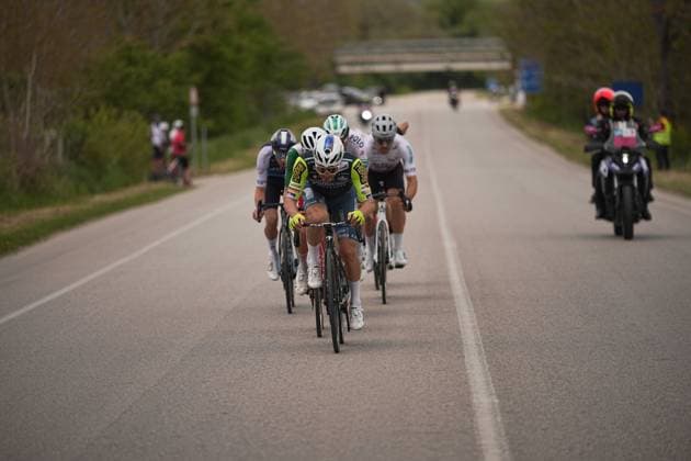 The pack rides during the Giro d™Abruzzo, final stage from Corropoli to Isola del Gran Sasso (Santuario di San Gabriele (164 km) - Abruzzo, Italy - Friday, April 18, 2025. - cycling .  Copyright: xMarcoxAlpozzi LaPressex