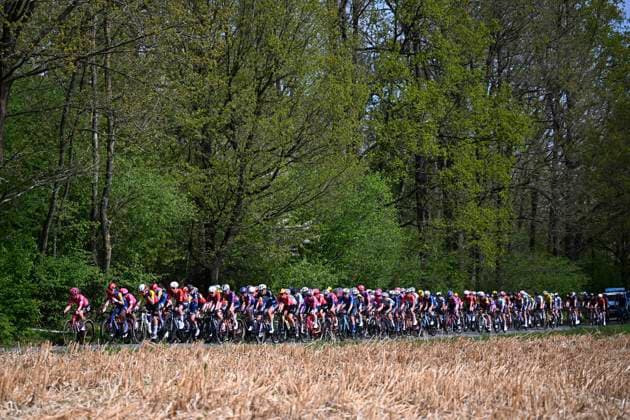 Brabantse Pijl Women 2025 cycling race OVERIJSE, BELGIUM - APRIL 18 : illustration picture peloton during the Women Elite UCI 1.Pro 65th Flanders Classics Brabantse Pijl Women cycling race with start in Beersel and finish in Overijse (125,7 km) on April 18, 2025 in Overijse, Belgium, 18 04 2025 ( Motordriver Serge Seynaeve & Overijse Belgium  Copyright: xTomasxSiskx