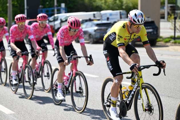 Brabantse Pijl 2025 cycling race OVERIJSE, BELGIUM - APRIL 18 : Van Aert Wout (BEL) of Team Visma - Lease a Bike during the Men Elite UCI 1.Pro 65th Flanders Classics Brabantse Pijl cycling race with start in Beersel and finish in Overijse (175,4 km) on April 18, 2025 in Overijse, Belgium, 18 04 2025 ( Motordriver Kenny Verfaillie & Overijse Belgium  Copyright: xNicoxVereeckenx
