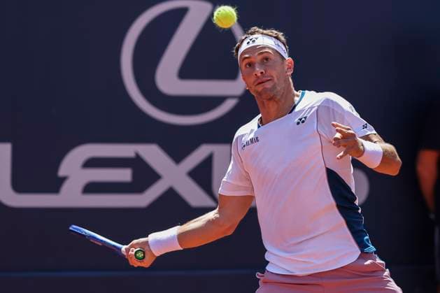 April 18, 2025, Barcelona, Barcelona, Spain: Casper Ruud of Norway in actions against Holger Rune of Denmark during the quarter final tennis match of the Barcelona Open Banc Sabadell - Conde Godo 2025 Day 5 at Real Club De Tenis Barcelona on April 18, 2025 in Barcelona, Spain. Barcelona Spain - ZUMAa181 20250418_zaa_a181_031 Copyright: xJavierxBorregox