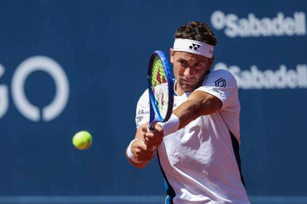 April 18, 2025, Barcelona, Barcelona, Spain: Casper Ruud of Norway in actions against Holger Rune of Denmark during the quarter final tennis match of the Barcelona Open Banc Sabadell - Conde Godo 2025 Day 5 at Real Club De Tenis Barcelona on April 18, 2025 in Barcelona, Spain. Barcelona Spain - ZUMAa181 20250418_zaa_a181_033 Copyright: xJavierxBorregox
