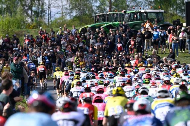 Brabantse Pijl 2025 cycling race OVERIJSE, BELGIUM - APRIL 18 : illustration picture peloton during the Men Elite UCI 1.Pro 65th Flanders Classics Brabantse Pijl cycling race with start in Beersel and finish in Overijse (175,4 km) on April 18, 2025 in Overijse, Belgium, 18 04 2025 ( Motordriver Kenny Verfaillie & Overijse Belgium  Copyright: xNicoxVereeckenx