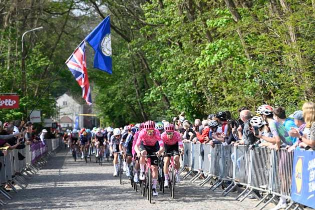 Brabantse Pijl 2025 cycling race OVERIJSE, BELGIUM - APRIL 18 : riders of Ef Education-Easypost during the Men Elite UCI 1.Pro 65th Flanders Classics Brabantse Pijl cycling race with start in Beersel and finish in Overijse (175,4 km) on April 18, 2025 in Overijse, Belgium, 18 04 2025 ( Motordriver Kenny Verfaillie & Overijse Belgium  Copyright: xNicoxVereeckenx