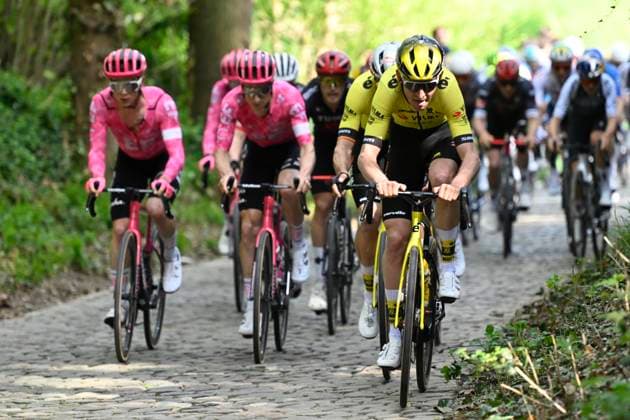 Brabantse Pijl 2025 cycling race OVERIJSE, BELGIUM - APRIL 18 : Benoot Tiesj (BEL) of Team Visma - Lease a Bike during the Men Elite UCI 1.Pro 65th Flanders Classics Brabantse Pijl cycling race with start in Beersel and finish in Overijse (175,4 km) on April 18, 2025 in Overijse, Belgium, 18 04 2025 ( Motordriver Kenny Verfaillie & Overijse Belgium  Copyright: xNicoxVereeckenx