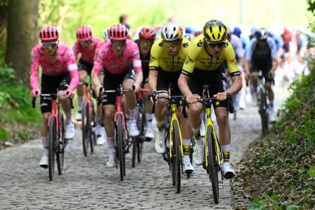 Brabantse Pijl 2025 cycling race OVERIJSE, BELGIUM - APRIL 18 : Benoot Tiesj (BEL) of Team Visma - Lease a Bike, Van Aert Wout (BEL) of Team Visma - Lease a Bike during the Men Elite UCI 1.Pro 65th Flanders Classics Brabantse Pijl cycling race with start in Beersel and finish in Overijse (175,4 km) on April 18, 2025 in Overijse, Belgium, 18 04 2025 ( Motordriver Kenny Verfaillie & Overijse Belgium  Copyright: xNicoxVereeckenx