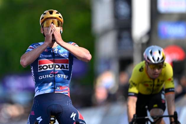 Brabantse Pijl 2025 cycling race OVERIJSE, BELGIUM - APRIL 18 : Evenepoel Remco (BEL) of Soudal - Quick Step wins and Van Aert Wout (BEL) of Team Visma - Lease a Bike during the Men Elite UCI 1.Pro 65th Flanders Classics Brabantse Pijl cycling race with start in Beersel and finish in Overijse (175,4 km) on April 18, 2025 in Overijse, Belgium, 18 04 2025 ( Motordriver Kenny Verfaillie & Overijse Belgium  Copyright: xJanxDexMeuleneirx