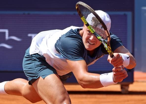 Barcelona Open Banc Sabadell 2025 - Day Five Holger Rune plays during the match against Casper Ruud in the quarterfinals (Day Five) of the Barcelona Open Banc Sabadell, 72nd Conde de Godo Trophy, at the Real Club Tennis Barcelona 1899, in Barcelona, Spain, on April 18, 2025. Barcelona Barcelona Spain  Copyright: xUrbanandsportx originalFilename:urbanandsport-runevruu250418_npPkE.jpg