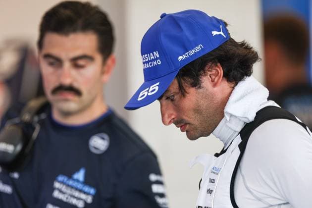 F1 Grand Prix Of Saudi Arabia: Practice Carlos Sainz Jr of Spain and Atlassian Williams Racing appears in the garage during practice ahead of the F1 Grand Prix of Saudi Arabia at Jeddah Corniche Circuit in Jeddah, Saudi Arabia, on April 18, 2025. Jeddah Mecca Saudi Arabia  Copyright: xPaddockerx originalFilename:paddocker-f1grandp250418_npARk.jpg