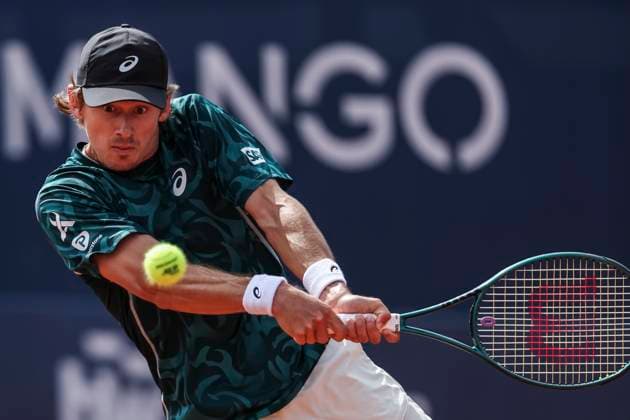 April 18, 2025, Barcelona, Barcelona, Spain: Alex de Minaur of Australian in actions against Carlos Alcaraz of Spain during the quarter final tennis match of the Barcelona Open Banc Sabadell - Conde Godo 2025 Day 5 at Real Club De Tenis Barcelona on April 18, 2025 in Barcelona, Spain. Barcelona Spain - ZUMAa181 20250418_zaa_a181_100 Copyright: xJavierxBorregox