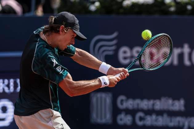 April 18, 2025, Barcelona, Barcelona, Spain: Alex de Minaur of Australian in actions against Carlos Alcaraz of Spain during the quarter final tennis match of the Barcelona Open Banc Sabadell - Conde Godo 2025 Day 5 at Real Club De Tenis Barcelona on April 18, 2025 in Barcelona, Spain. Barcelona Spain - ZUMAa181 20250418_zaa_a181_105 Copyright: xJavierxBorregox