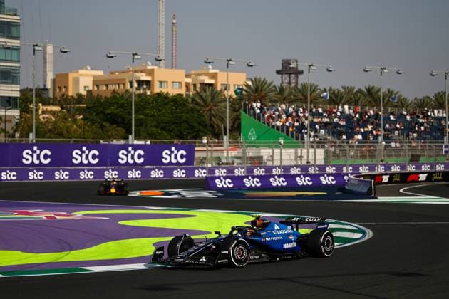 F1 Grand Prix Of Saudi Arabia: Practice Carlos Sainz Jr of Spain drives the (55) Williams Racing FW47 Mercedes during the first practice ahead of the F1 Grand Prix of Saudi Arabia at Jeddah Corniche Circuit in Jeddah, Saudi Arabia, on April 18, 2025. Jeddah Mecca Saudi Arabia  Copyright: xPaddockerx originalFilename:paddocker-f1grandp250418_npUz4.jpg