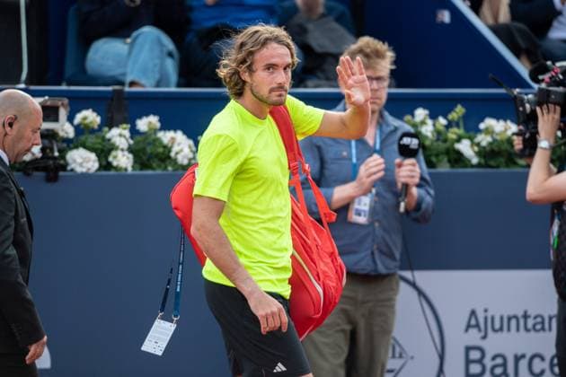 72 Barcelona Open Banc de Sabadell. Conde de Godo Trophy. Real Club de Tenis Barcelona. April 18,2025 72 Barcelona Open Banc de Sabadell. Conde de Godo Trophy. Real Club de Tenis Barcelona. April 18,2025 Stefanos Tstsipas leaves the game injured during the quarterfinal match match between Stefanos Tstsipas and Arthur Fils of the ATP, Tennis Herren Barcelona Open Banc de Sabadell tennis tournament Trofeo Conde de Godo played at the Real Club de Tenis Barcelona. April 18, 2025. Barcelona ESP Copyright: xS.xRosx