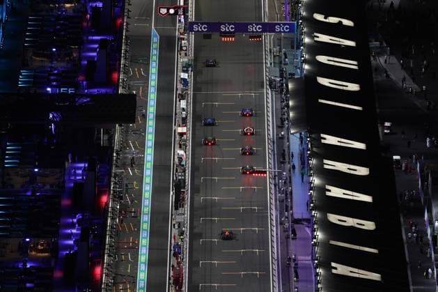 F1 Saudi Arabian Grand Prix 2025 Practice 2 Cars on grid during second practice ahead of the Formula 1 Saudi Arabian Grand Prix at Jeddah Corniche Circuit in Jeddah, Saudi Arabia on April 18, 2025. Jeddah Saudi Arabia  Copyright: xJakubxPorzyckix originalFilename:porzycki-f1saudia250418_npuF0.jpg