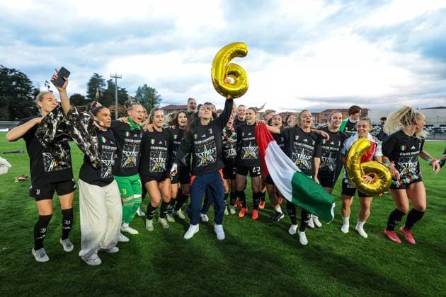 Biella, Italy, 18th April 2025. Juventus players and staff celebrate the club™s 6th league tittle following the Juventus Women vs AC Milan Women Serie A Femminile match at Stadio Vittorio Pozzo, Biella. Picture credit should read: Jonathan Moscrop Sportimage EDITORIAL USE ONLY. No use with unauthorised audio, video, data, fixture lists, club league logos or live services. Online in-match use limited to 120 images, no video emulation. No use in betting, games or single club league player publications. SPI_015_JM_JUVE_MILAN_FEMM_ SPI-3835-0015