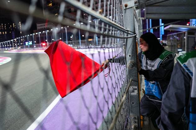 Bilder des Jahres 2025, Sport 04 April Sport Bilder des Tages F1 - SAUDI ARABIAN GRAND PRIX 2025 marshall, commissaire de piste, marshal, marshalls, marshals red flag, drapeau rouge during the Formula 1 STC Saudi Arabian Grand Prix 2025, 5th round of the 2025 FIA Formula One World Championship, WM, Weltmeisterschaft from April 18 to 20, 2025 on the Jeddah Corniche Circuit, in Jeddah, Saudi Arabia - JeddahSaudi Arabia  Copyright: xANTONINxVINCENTx