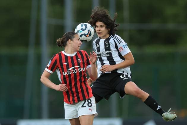 Biella, Italy, 18th April 2025. Eva Schatzer of Juventus heads on from Giorgia Arrigoni of AC Milan during the Juventus Women vs AC Milan Women Serie A Femminile match at Stadio Vittorio Pozzo, Biella. Picture credit should read: Jonathan Moscrop Sportimage EDITORIAL USE ONLY. No use with unauthorised audio, video, data, fixture lists, club league logos or live services. Online in-match use limited to 120 images, no video emulation. No use in betting, games or single club league player publications. SPI_051_JM_JUVE_MILAN_FEMM_ SPI-3835-0051