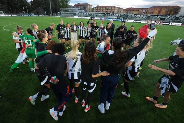Biella, Italy, 18th April 2025. Juventus playters and staff celebrate the club™s sixth league title following the Juventus Women vs AC Milan Women Serie A Femminile match at Stadio Vittorio Pozzo, Biella. Picture credit should read: Jonathan Moscrop Sportimage EDITORIAL USE ONLY. No use with unauthorised audio, video, data, fixture lists, club league logos or live services. Online in-match use limited to 120 images, no video emulation. No use in betting, games or single club league player publications. SPI_068_JM_JUVE_MILAN_FEMM_ SPI-3835-0068