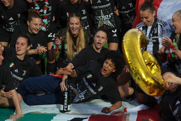 Biella, Italy, 18th April 2025. Juventus players and staff celebrate the club™s sixth league title following the Juventus Women vs AC Milan Women Serie A Femminile match at Stadio Vittorio Pozzo, Biella. Picture credit should read: Jonathan Moscrop Sportimage EDITORIAL USE ONLY. No use with unauthorised audio, video, data, fixture lists, club league logos or live services. Online in-match use limited to 120 images, no video emulation. No use in betting, games or single club league player publications. SPI_084_JM_JUVE_MILAN_FEMM_ SPI-3835-0084