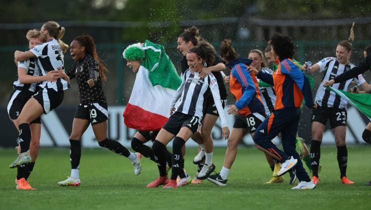 Biella, Italy, 18th April 2025. Juventus players celebrate the club™s sixth league title following the Juventus Women vs AC Milan Women Serie A Femminile match at Stadio Vittorio Pozzo, Biella. Picture credit should read: Jonathan Moscrop Sportimage EDITORIAL USE ONLY. No use with unauthorised audio, video, data, fixture lists, club league logos or live services. Online in-match use limited to 120 images, no video emulation. No use in betting, games or single club league player publications. SPI_086_JM_JUVE_MILAN_FEMM_ SPI-3835-0086