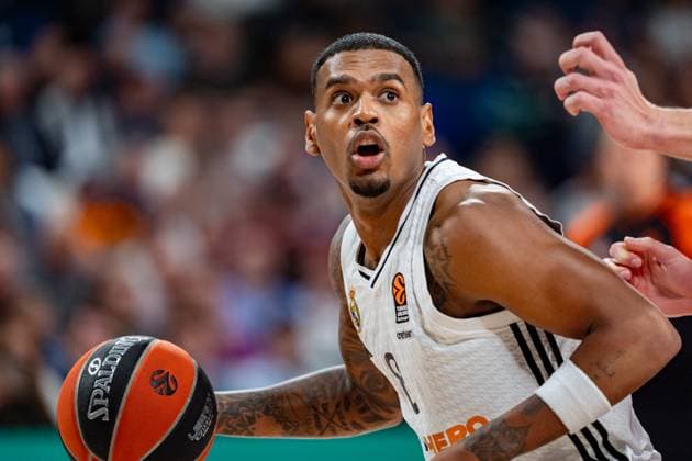 Real Madrid v FC Bayern Munich - Turkish Airlines EuroLeague Play-In C Xavier Rathan-Mayes of Real Madrid is in action with the ballduring the Turkish Airlines EuroLeague Play-in C match between Real Madrid and FC Bayern Munich at Movistar Arena on April 18, 2025 in Madrid, Spain. Madrid Movistar Arena Madrid Spain Copyright: xAlbertoxGardinx AGardin_20250418_Basket_Euroleague_Real_Madrid_Bayern_0246