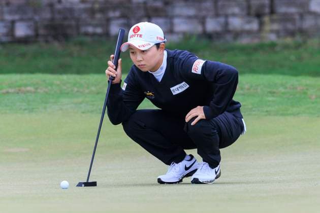 April 18, 2025, Los Angeles, California, USA: Hyo Joo Kim lines up her putt during the second round of the JM Eagle LA Championship presented by Plastpro on Friday April 18, 2025 at El Caballero Country Club in Tarzana, California. ARIANA RUIZ PI Los Angeles USA - ZUMAp124 20250418_zaa_p124_018 Copyright: xArianaxRuizx