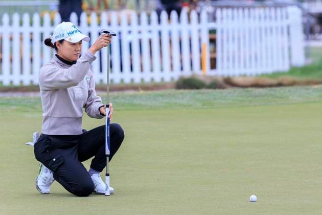 April 18, 2025, Los Angeles, California, USA: Minjee Lee lines up her putt during the second round of the JM Eagle LA Championship presented by Plastpro on Friday April 18, 2025 at El Caballero Country Club in Tarzana, California. ARIANA RUIZ PI Los Angeles USA - ZUMAp124 20250418_zaa_p124_031 Copyright: xArianaxRuizx