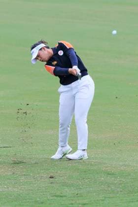 April 18, 2025, Tarzana, California, USA: Arpichaya Yubol makes a fairway shot during the second round of the JM Eagle LA Championship presented by Plastpro on Friday April 18, 2025 at El Caballero Country Club in Tarzana, California. ARIANA RUIZ PI Tarzana USA - ZUMAp124 20250418_zaa_p124_028 Copyright: xArianaxRuizx