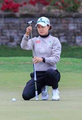 April 18, 2025, Los Angeles, California, USA: Minjee Lee lines up her putt during the second round of the JM Eagle LA Championship presented by Plastpro on Friday April 18, 2025 at El Caballero Country Club in Tarzana, California. ARIANA RUIZ PI Los Angeles USA - ZUMAp124 20250418_zaa_p124_034 Copyright: xArianaxRuizx